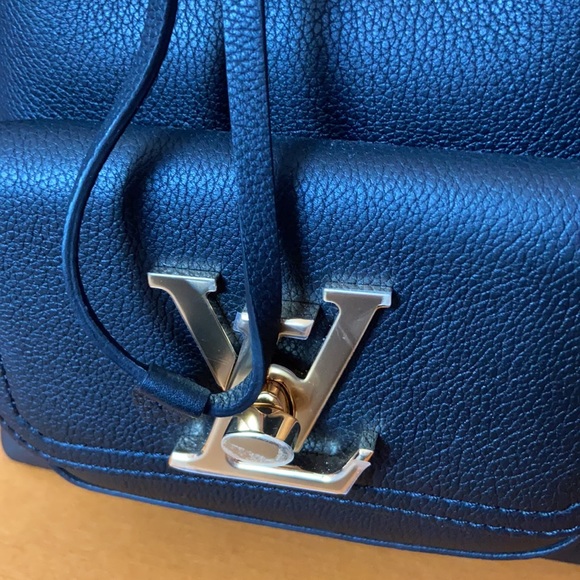 SOLD - BRAND NEW! Authentic Louis Vuitton Lockme Bucket - Picture 12 of 15